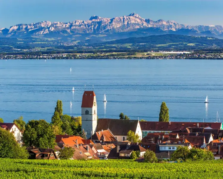 Hagenau mit Blick auf den See und die Alpen